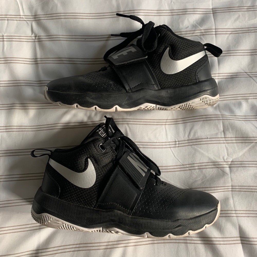 Nike Team Hustle D8 High Top Basketball Shoes 6Y - Picture 2 of 5